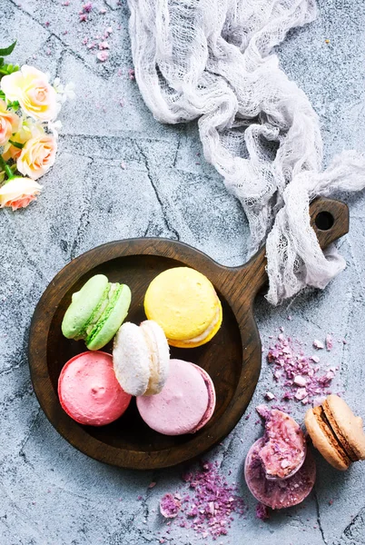 Macarons sur assiette en bois — Photo