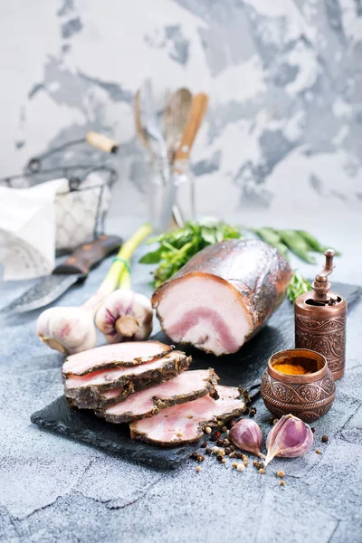 baharatlar ve sarımsak ile domuz yağı 