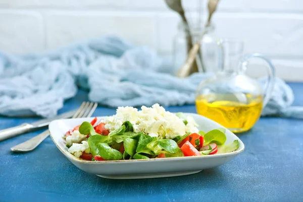 Салат со свежими овощами и сыром — стоковое фото
