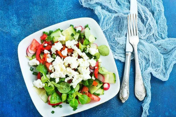 Ensalada con verduras frescas y queso — Foto de Stock