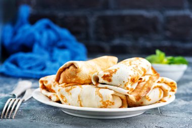 iştah açıcı krep plaka üzerinde