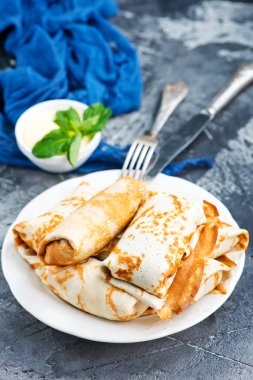 iştah açıcı krep plaka üzerinde