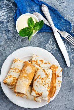 iştah açıcı krep plaka üzerinde