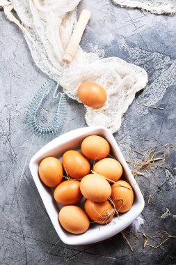 Gazlı bez ve çırpma teli ile kase yumurta