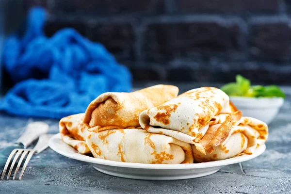 iştah açıcı krep plaka üzerinde