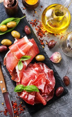 Prosciutto zeytin ve baharat ile