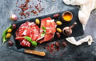 Prosciutto zeytin ve baharat ile