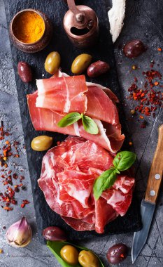 Prosciutto zeytin ve baharat ile