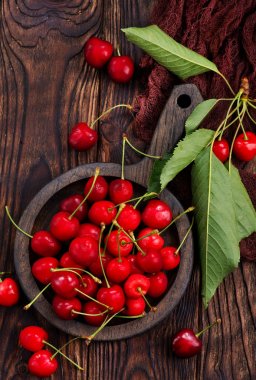 kesme tahtası üzerinde kiraz 