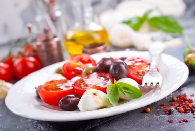 Beyaz tabakta Caprese salatası