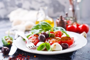 Beyaz tabakta Caprese salatası