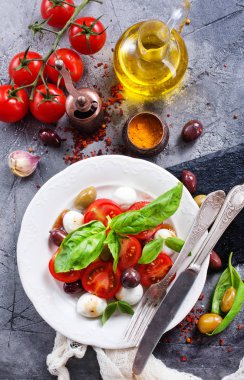 plaka caprese salatası ile  