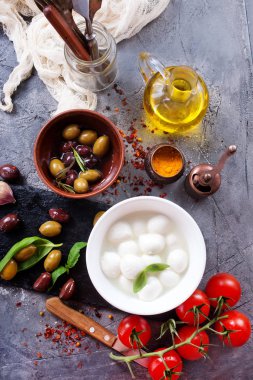 caprese salatası için malzemeler