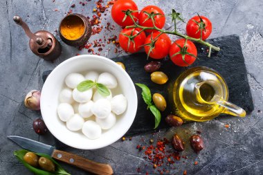 caprese salatası için malzemeler