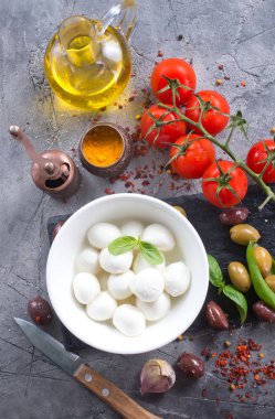 caprese salatası için malzemeler