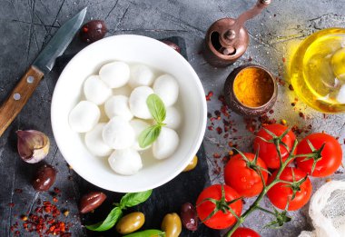 caprese salatası için malzemeler
