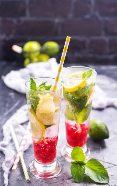 Ahududu ile soğuk limonata