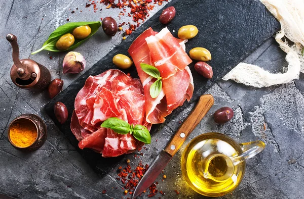 Смачні скибочки прошутто з оливками — стокове фото
