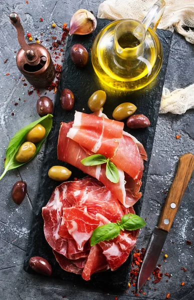 Plastry prosciutto pyszne z oliwkami — Zdjęcie stockowe