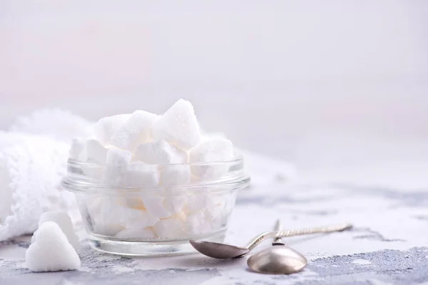 Білий цукор у скляній мисці — стокове фото