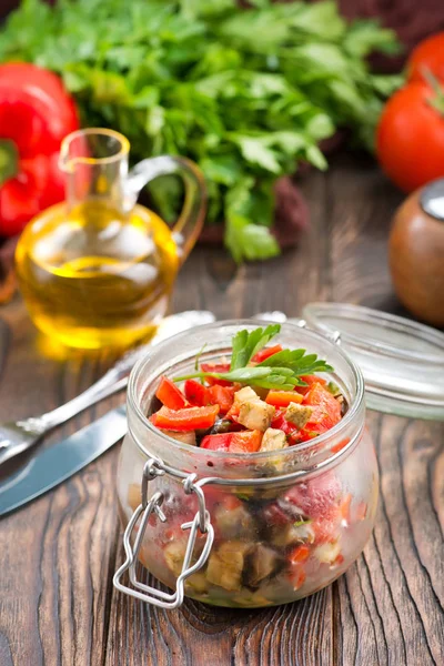 Salada de berinjela frita e pimentão fresco — Fotografia de Stock