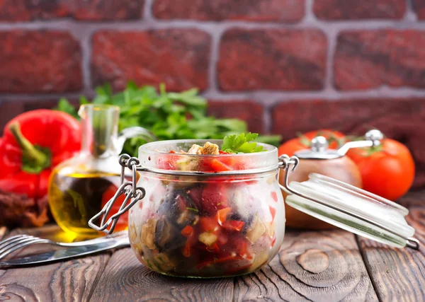 Salad from fried eggplant and fresh pepper — Stock Photo, Image