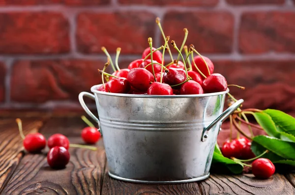 Cerezas en hierro Cubo —  Fotos de Stock