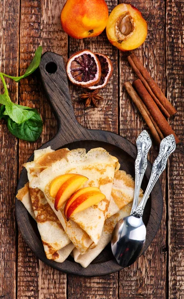 şeftali ve tarçın ile gözleme