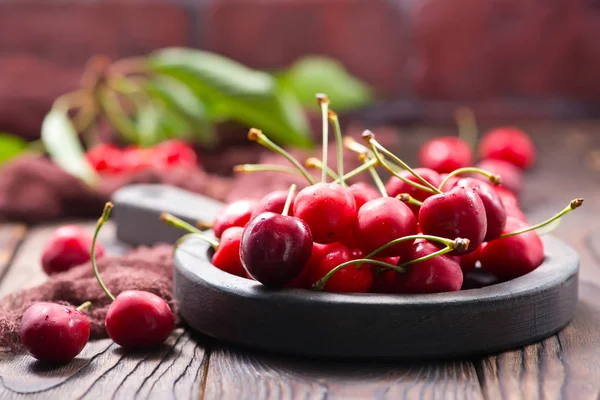 Cerezas en el tablero de corte —  Fotos de Stock