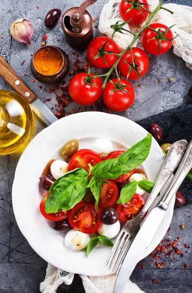 Plaat met caprese salade — Stockfoto