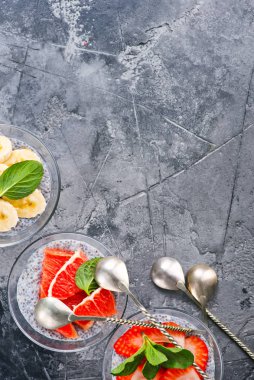 Meyveli Chia pudingi