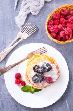 tatlı kek çilek ile 