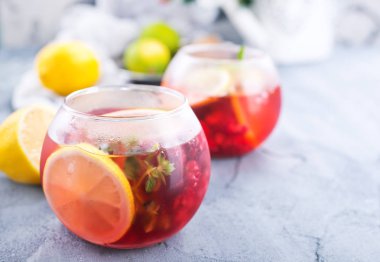 Ahududu, limon ve nane ile limonata