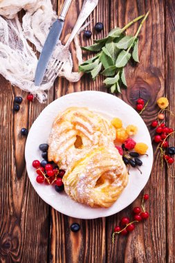 kek krem ve çilek ile