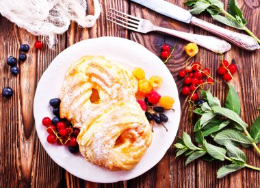 kek krem ve çilek ile