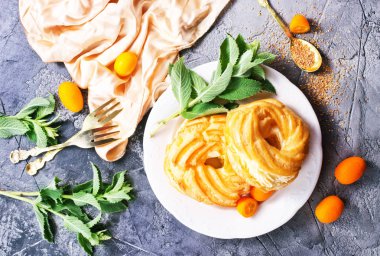 kek krem ve çilek ile