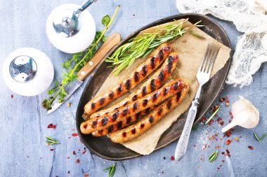 plaka üzerinde ızgara sosis