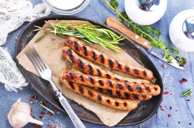 plaka üzerinde ızgara sosis