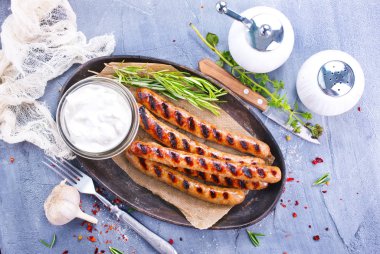 plaka üzerinde ızgara sosis