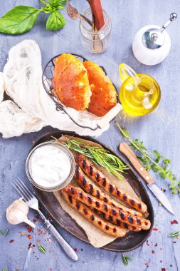 plaka üzerinde ızgara sosis 