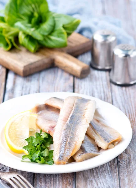 Filet z surowej ryby i cytryny — Zdjęcie stockowe