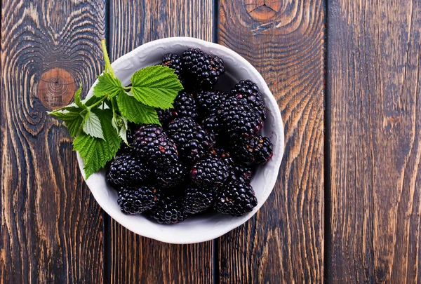 黑莓在白碗 — 图库照片