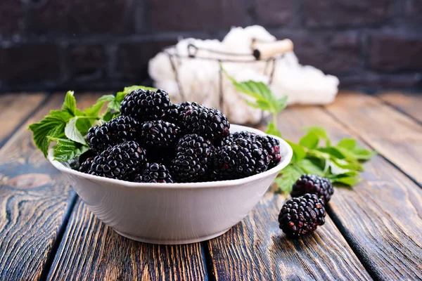 黑莓在白碗 — 图库照片