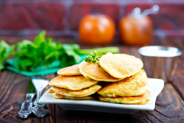 Pannkakor på vit platta — Stockfoto