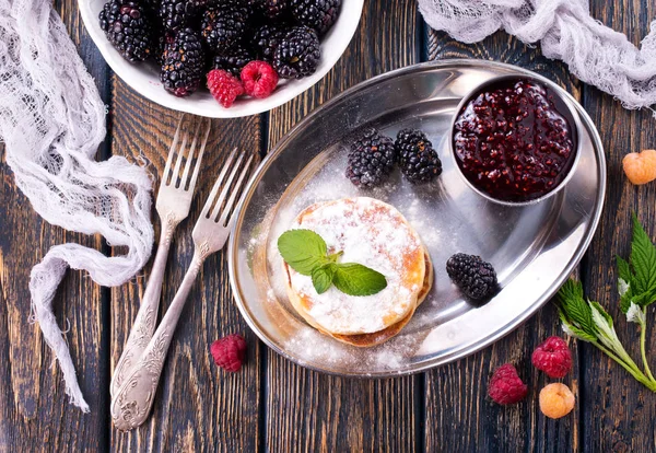 Söta pannkakor med bär — Stockfoto