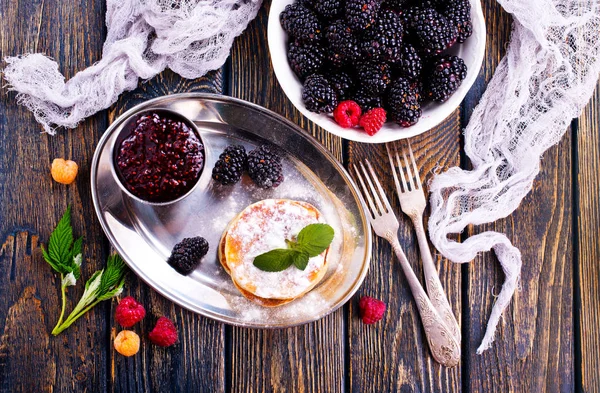 Süße Pfannkuchen mit Beeren — Stockfoto