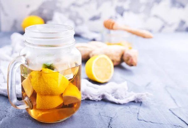 Jarra de limonada com limão — Fotografia de Stock