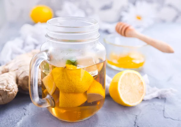 Лимонад с медом, лимоном и имбирем — стоковое фото