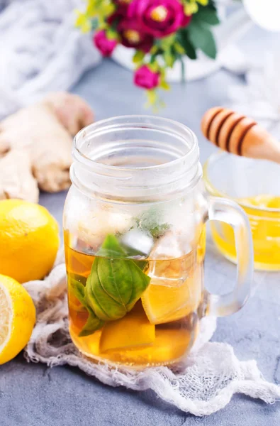 Limonade au miel, citron et gingembre — Photo