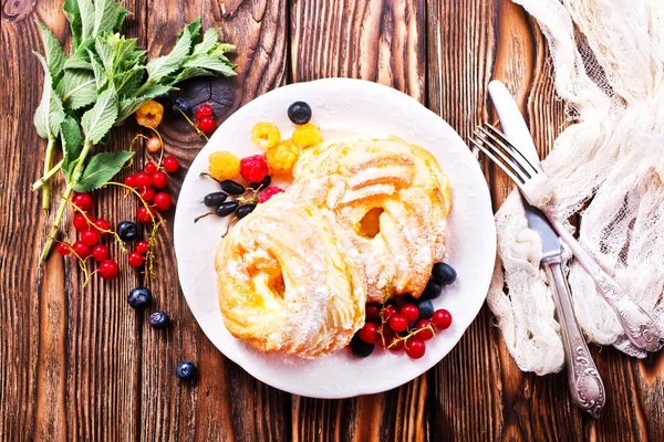 kek krem ve çilek ile